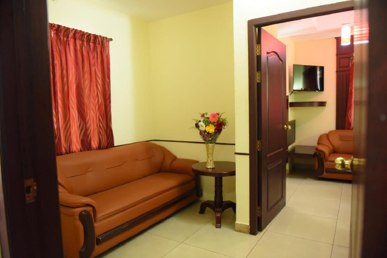 فندق Tiruchirappalliفي  Chendhoor Residency المظهر الخارجي الصورة